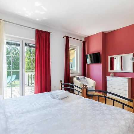 2 Bedroom Beautiful Apartment In Valtura Екстериор снимка