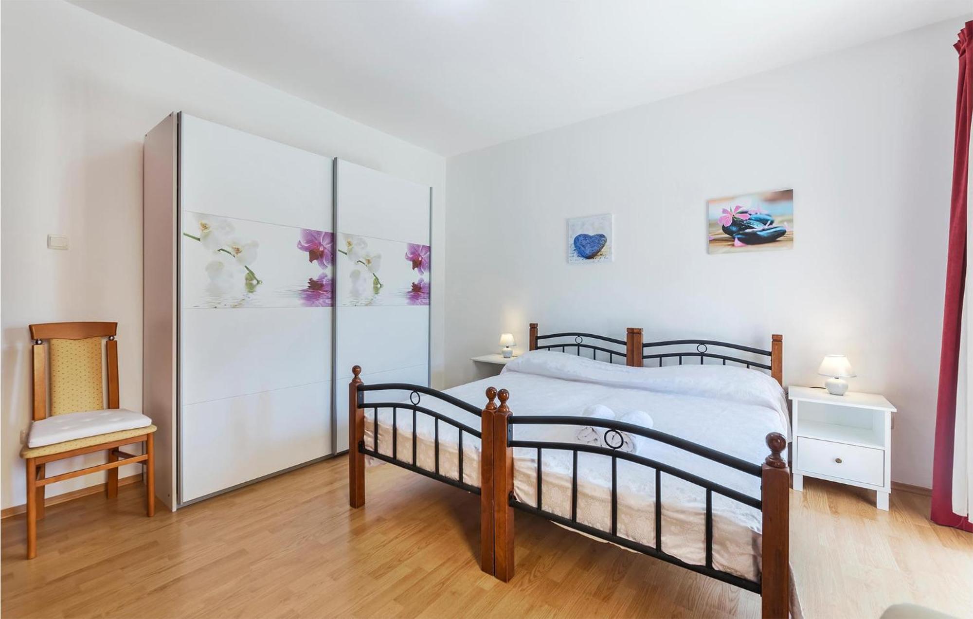 2 Bedroom Beautiful Apartment In Valtura Екстериор снимка