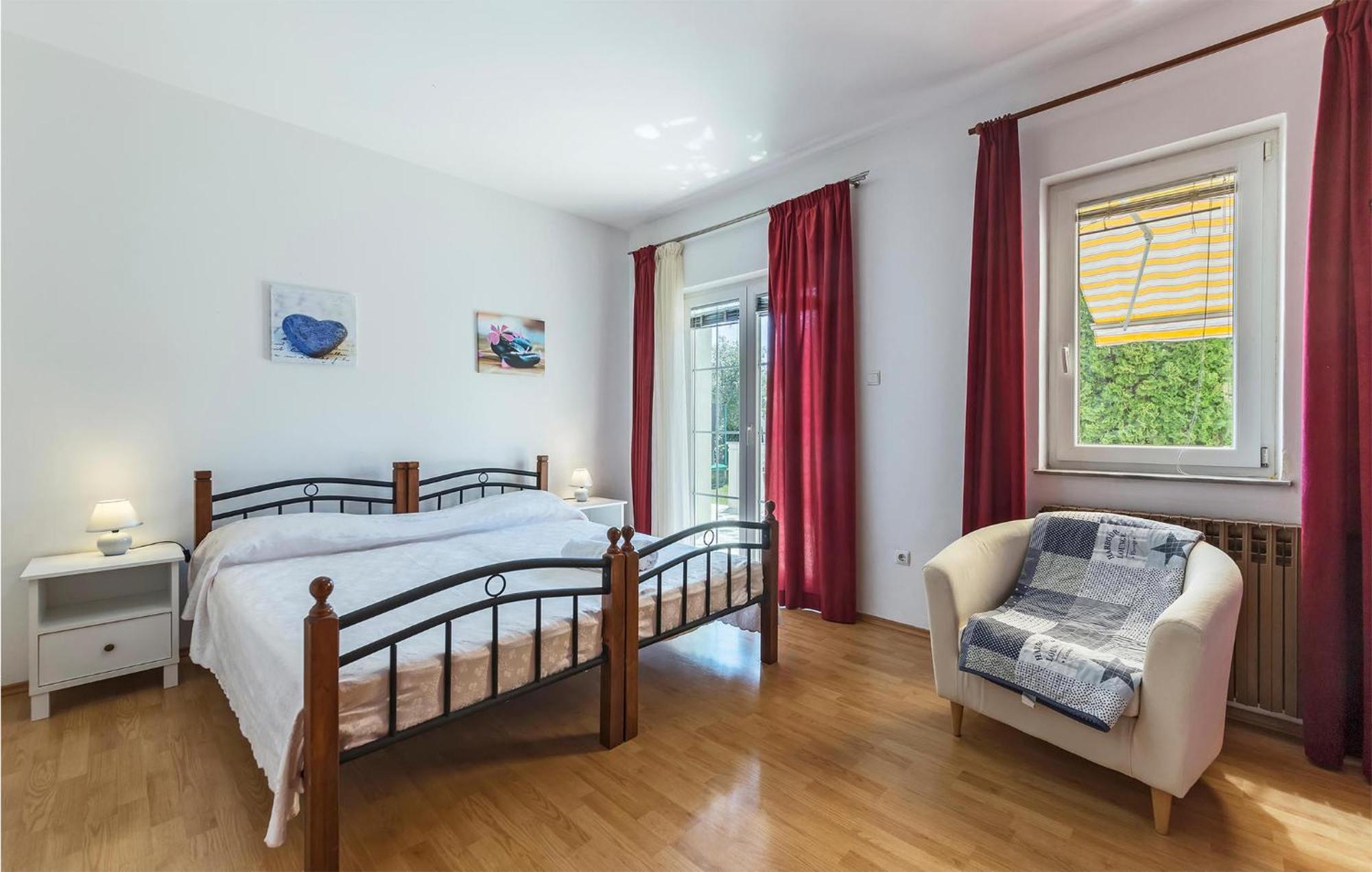 2 Bedroom Beautiful Apartment In Valtura Екстериор снимка