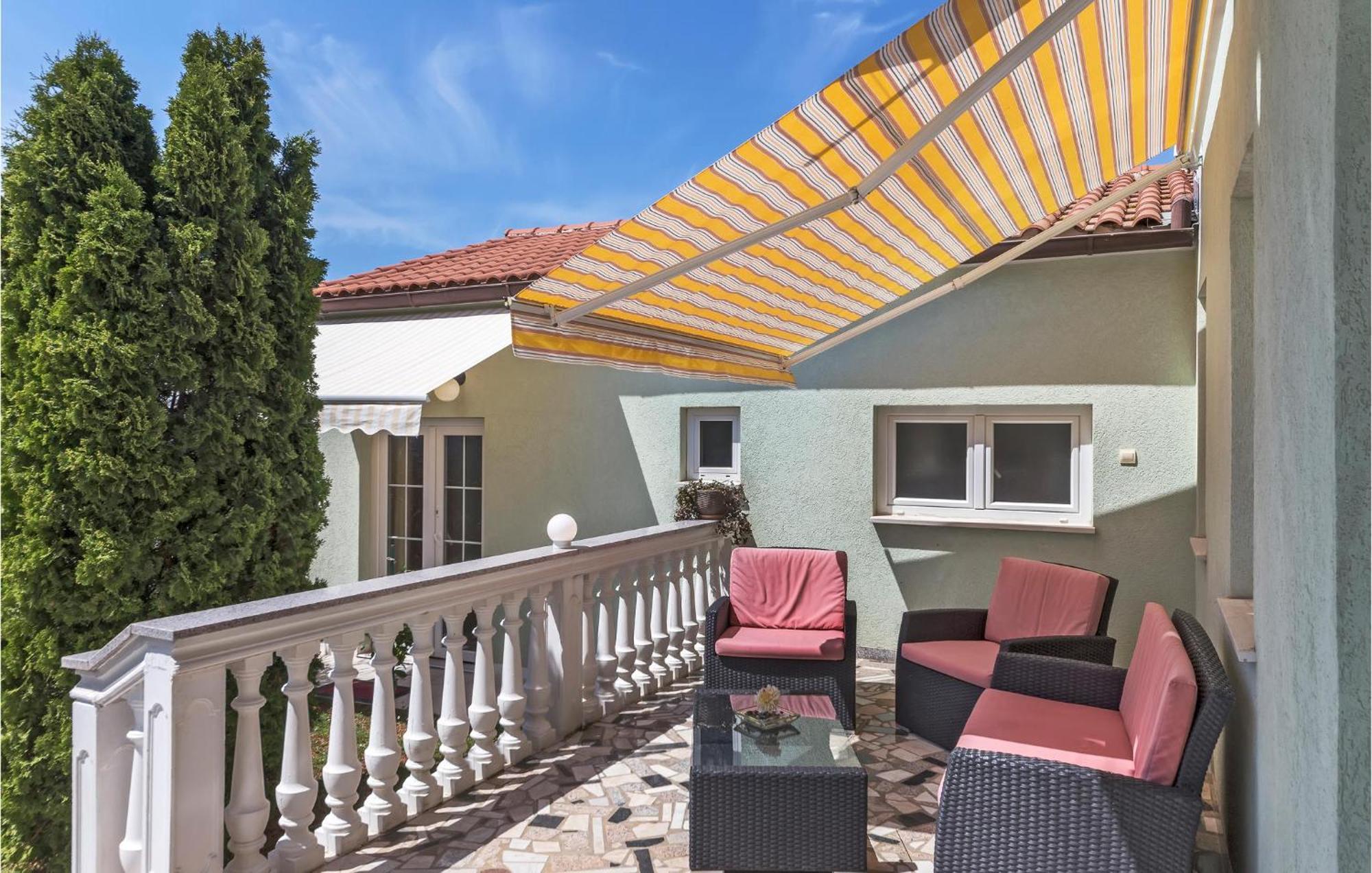 2 Bedroom Beautiful Apartment In Valtura Екстериор снимка